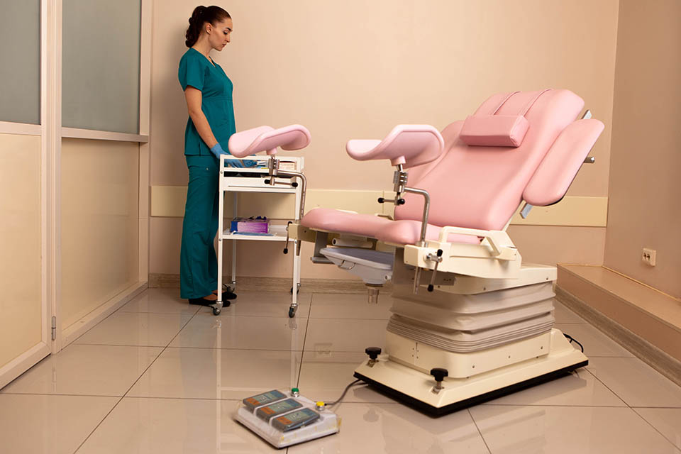 Жена в кресле гинеколога
