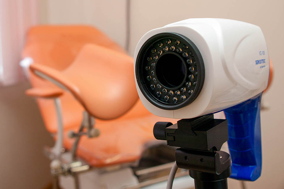 Гинекологический осмотр в процедурном кабинете с камерой